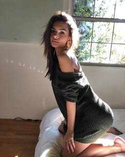 Emily Ratajkowski feet photo thumbnail