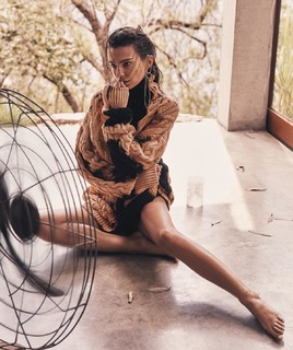 Emily Ratajkowski feet photo thumbnail