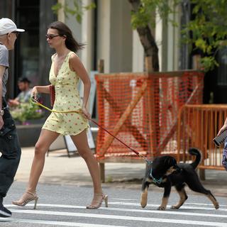 Emily Ratajkowski feet photo thumbnail