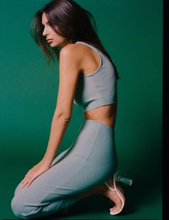 Emily Ratajkowski feet photo thumbnail