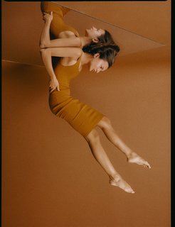 Emily Ratajkowski feet photo thumbnail