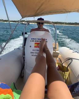 Emily Ratajkowski feet photo thumbnail