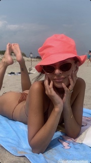 Emily Ratajkowski feet photo thumbnail