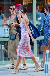 Emily Ratajkowski feet photo thumbnail