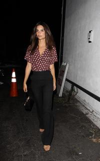 Emily Ratajkowski feet photo thumbnail