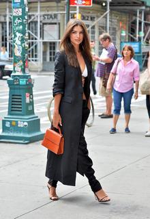 Emily Ratajkowski feet photo thumbnail