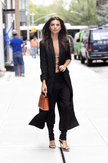 Emily Ratajkowski feet photo thumbnail