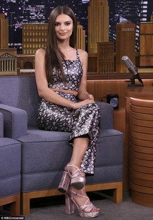 Emily Ratajkowski feet photo thumbnail