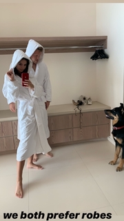 Emily Ratajkowski feet photo thumbnail