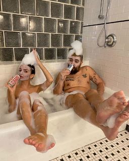 Emily Ratajkowski feet photo thumbnail