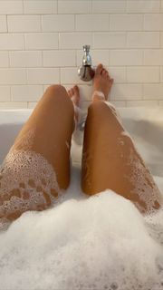 Emily Ratajkowski feet photo thumbnail