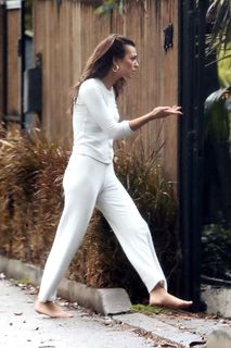Emily Ratajkowski feet photo thumbnail