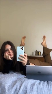 Emily Ratajkowski feet photo thumbnail