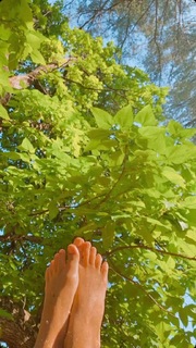 Emily Ratajkowski feet photo thumbnail