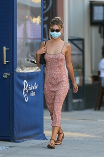 Emily Ratajkowski feet photo thumbnail