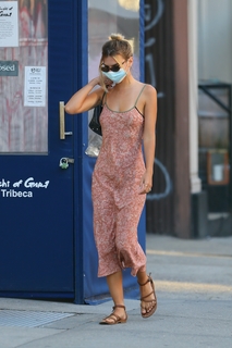Emily Ratajkowski feet photo thumbnail