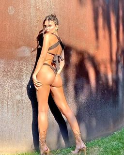 Emily Ratajkowski feet photo thumbnail