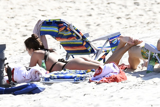 Emily Ratajkowski feet photo thumbnail
