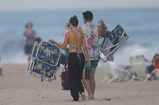 Emily Ratajkowski feet photo thumbnail