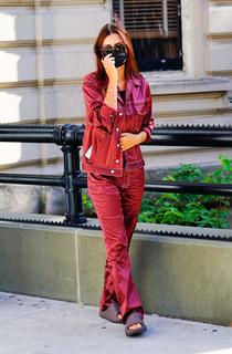 Emily Ratajkowski feet photo thumbnail