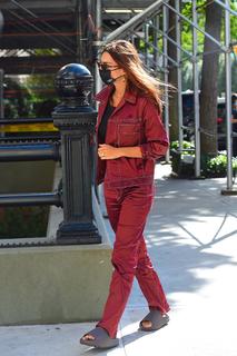 Emily Ratajkowski feet photo thumbnail