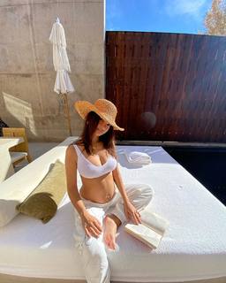Emily Ratajkowski feet photo thumbnail