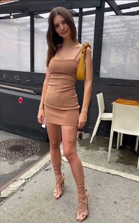 Emily Ratajkowski feet photo thumbnail