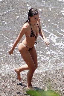 Emily Ratajkowski feet photo thumbnail