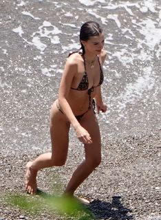 Emily Ratajkowski feet photo thumbnail