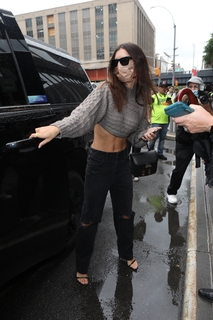 Emily Ratajkowski feet photo thumbnail