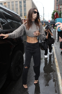 Emily Ratajkowski feet photo thumbnail