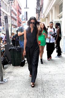 Emily Ratajkowski feet photo thumbnail