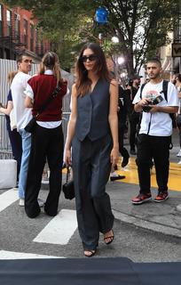 Emily Ratajkowski feet photo thumbnail