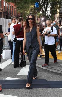 Emily Ratajkowski feet photo thumbnail