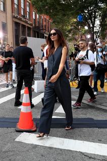 Emily Ratajkowski feet photo thumbnail