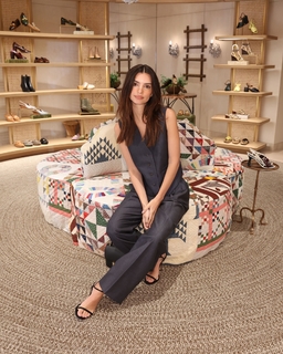 Emily Ratajkowski feet photo thumbnail