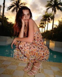 Emily Ratajkowski feet photo thumbnail