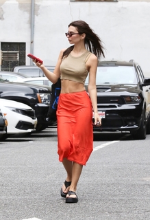 Emily Ratajkowski feet photo thumbnail