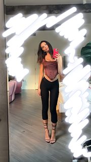 Emily Ratajkowski feet photo thumbnail