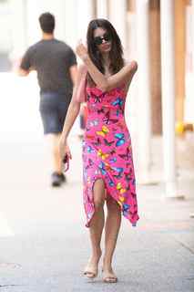 Emily Ratajkowski feet photo thumbnail