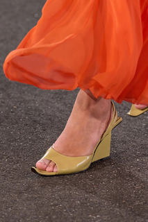 Emily Ratajkowski feet photo thumbnail