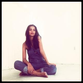 Emily Ratajkowski feet photo thumbnail