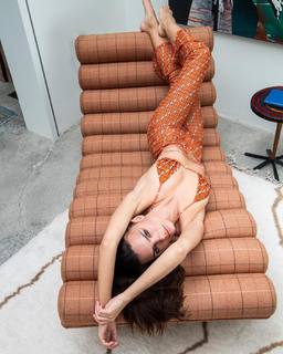 Emily Ratajkowski feet photo thumbnail