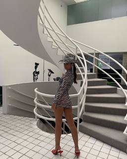 Emily Ratajkowski feet photo thumbnail