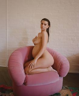 Emily Ratajkowski feet photo thumbnail