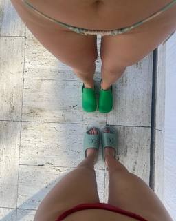 Emily Ratajkowski feet photo thumbnail