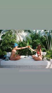 Emily Ratajkowski feet photo thumbnail
