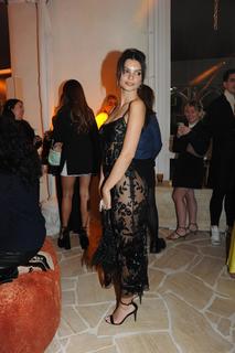 Emily Ratajkowski feet photo thumbnail