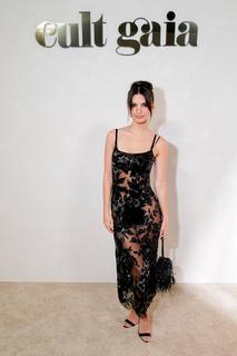 Emily Ratajkowski feet photo thumbnail