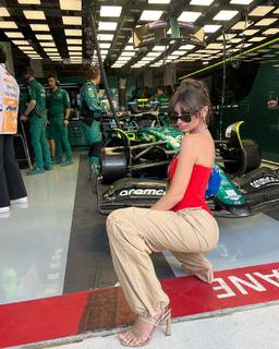 Emily Ratajkowski feet photo thumbnail